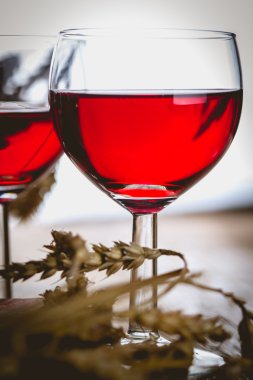Tahta masada bir kadeh kırmızı şarap.
