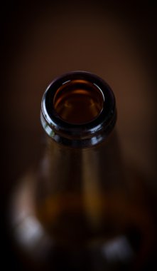 Tahta masada bir şişe bira.