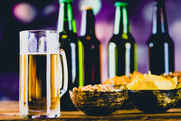 スナック、党概念と軽いビール — ストック写真
