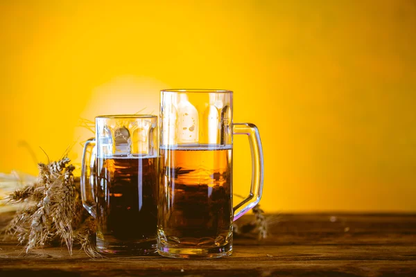 黄色の背景とビールのコンセプト — ストック写真