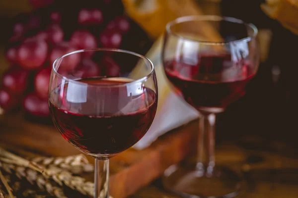 Glas rött vin på träbord — Stockfoto