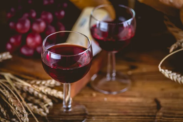 Склянка вина на дерев'яному столі, атмосферний склад — стокове фото