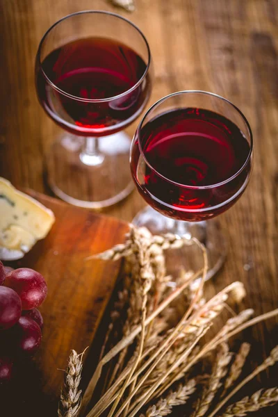 Келих червоного вина на дерев'яному столі — стокове фото