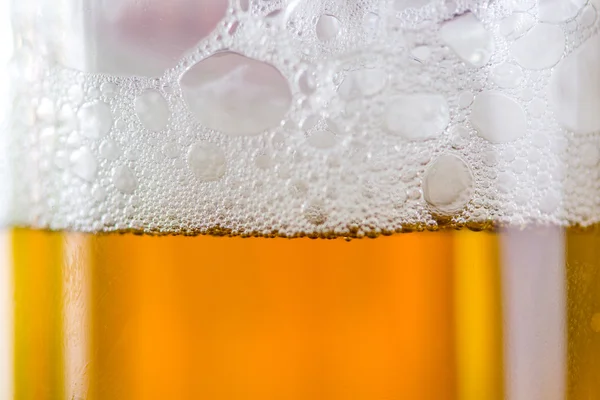 泡と光のビールのグラス — ストック写真