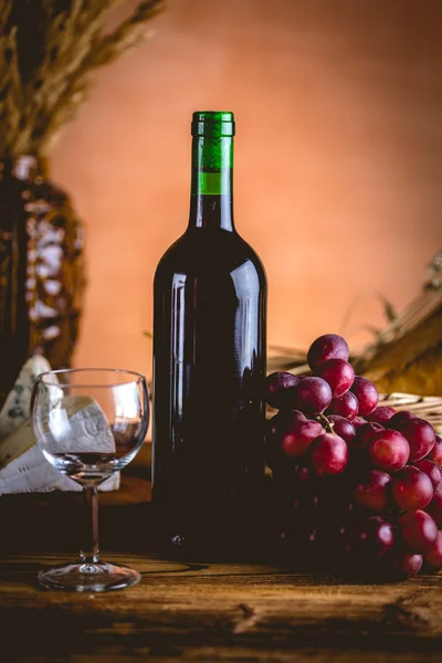 Botella de vino, concepto mediterráneo, luz ambiental — Foto de Stock