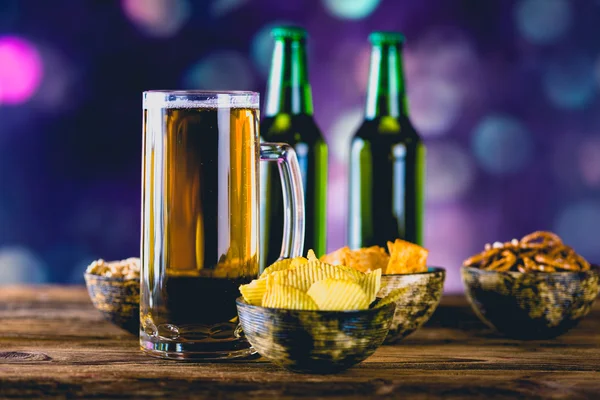 Bière légère avec snack, concept de fête Image En Vente