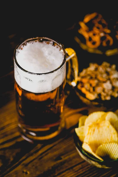 Bière légère avec snack, concept de fête Images De Stock Libres De Droits