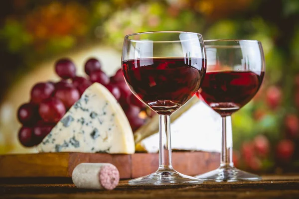 Verre de vin rouge sur table en bois Photos De Stock Libres De Droits