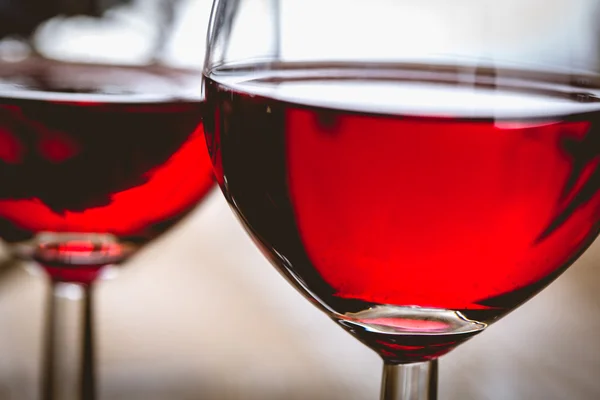 Verre de vin rouge sur table en bois Images De Stock Libres De Droits