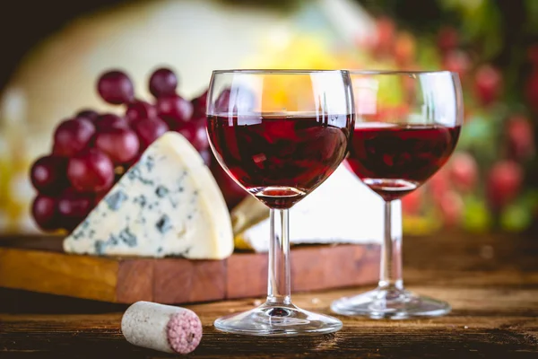 Verre de vin rouge sur table en bois Images De Stock Libres De Droits