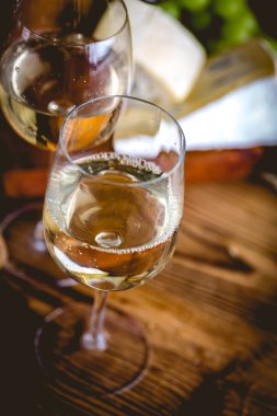 Adam beyaz şarap gözlük içine yağıyor