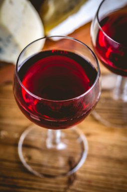 Tahta masada bir kadeh kırmızı şarap.