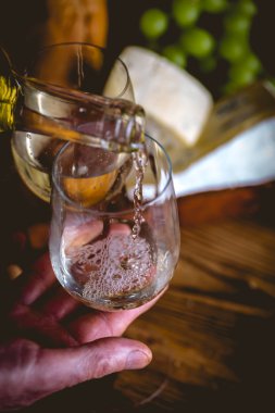 Adam beyaz şarap gözlük içine yağıyor