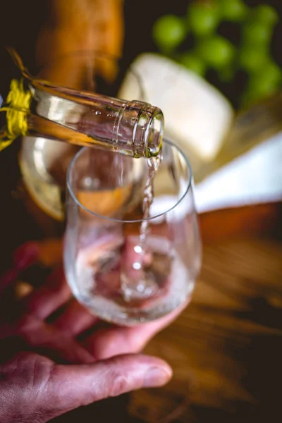 Mannen hälla vitt vin i glasen — Stockfoto