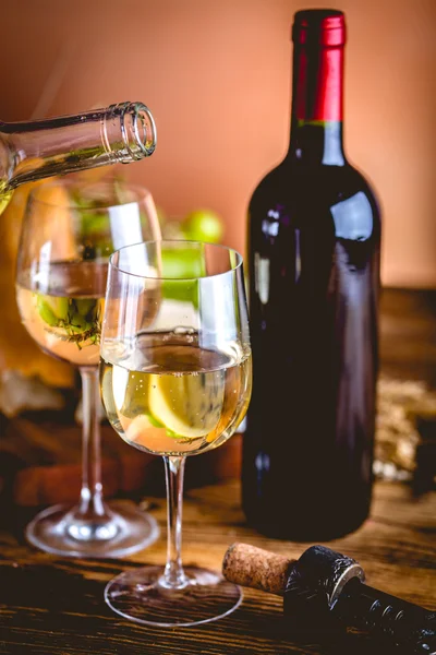 Mannen hälla vitt vin i glasen — Stockfoto