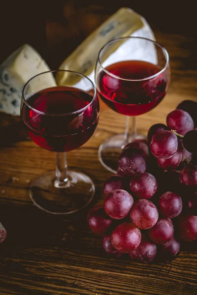 Glas rött vin på träbord — Stockfoto