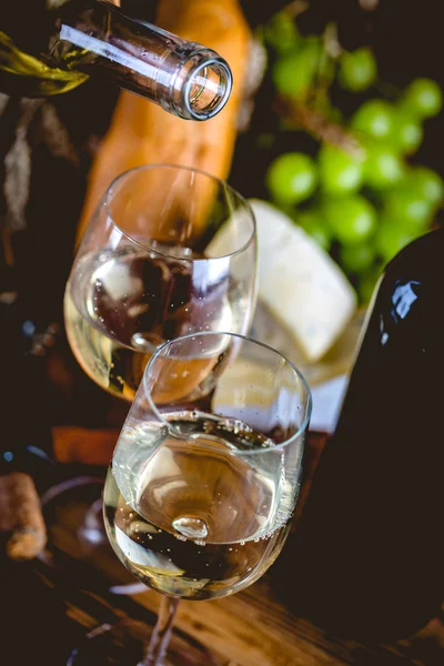 Mannen hälla vitt vin i glasen — Stockfoto