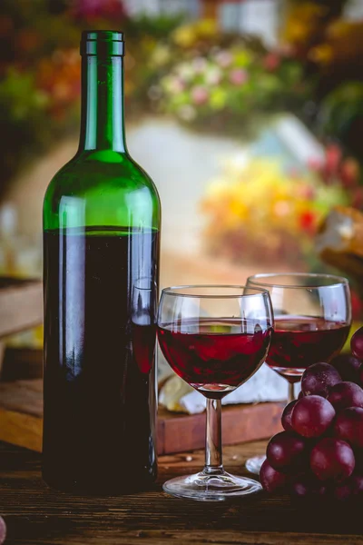 Бутылка вина, средиземноморская концепция, окружающий свет — стоковое фото