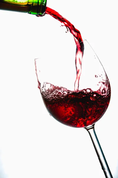 Verser du vin dans les verres, fond blanc, isolé Images De Stock Libres De Droits