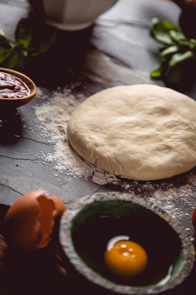 Pâte à la farine sur table en bois, préparation de pizza maison — Photo