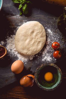Ev yapımı pizza hazırlama ahşap masa üzerinde un ile hamur