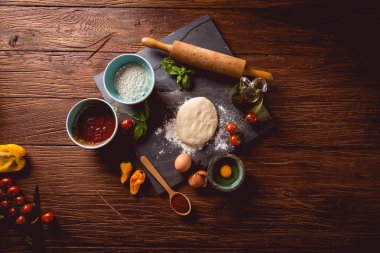 Taze bir lezzetli ev yapımı pizza hazırlık
