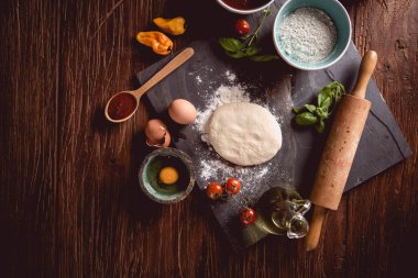 Taze bir lezzetli ev yapımı pizza hazırlık