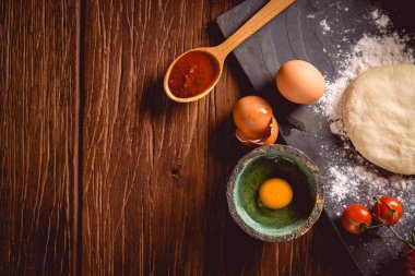 Taze bir lezzetli ev yapımı pizza hazırlık