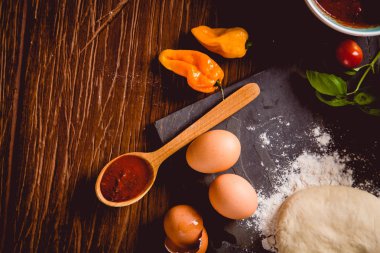 Taze bir lezzetli ev yapımı pizza hazırlık