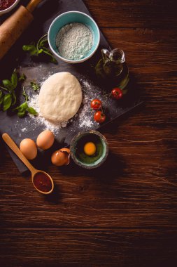 Taze bir lezzetli ev yapımı pizza hazırlık