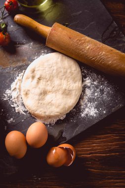 Taze bir lezzetli ev yapımı pizza hazırlık