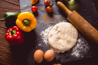 Taze bir lezzetli ev yapımı pizza hazırlık