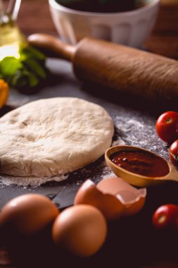 Ev yapımı pizza hazırlama ahşap masa üzerinde un ile hamur