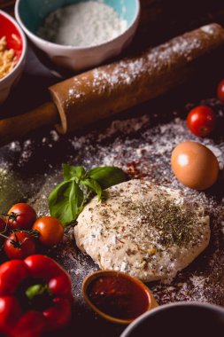 Baharat ile hamur pişirmeye hazırlanıyor