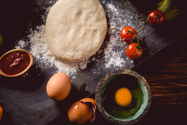 Pâte à la farine sur table en bois, préparation de pizza maison — Photo