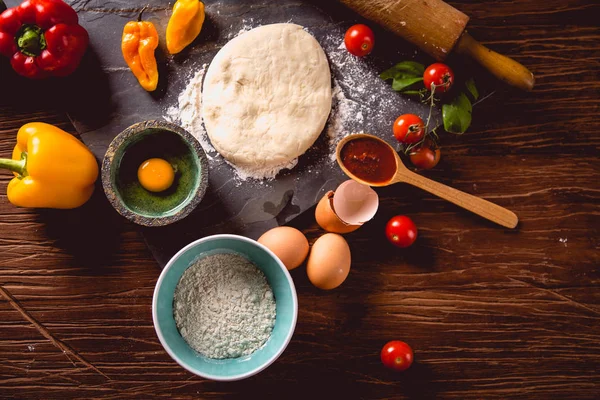 Pizza maison fraîche et savoureuse sur table en bois avec ingrédients — Photo