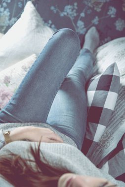 Çok güzel kız kanepede rahat kavramı rahatlatıcı olduğunu