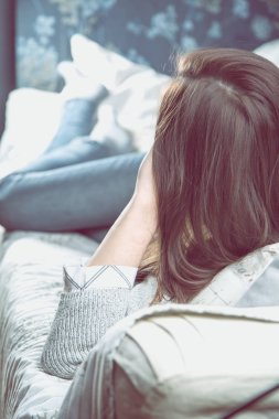 Çok güzel kız kanepede rahat kavramı rahatlatıcı olduğunu