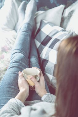 Çok güzel kız kanepede rahat kavramı rahatlatıcı olduğunu