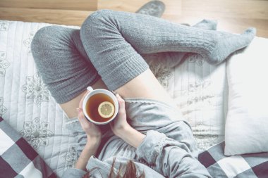 Sıcacık kış kavramı kız sıcak çay içme ile