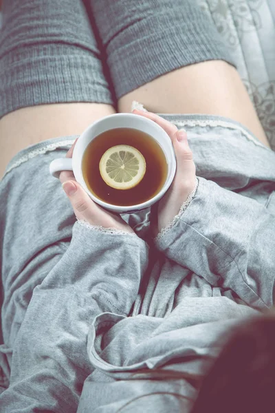 Lány iszik forró teát a kanapén, hangulatos téli koncepció — Stock Fotó