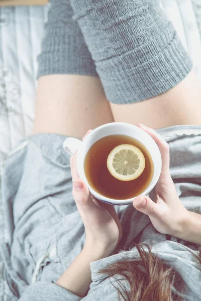 Άνετο χειμώνα έννοια με κορίτσι πίνοντας ζεστό τσάι — Φωτογραφία Αρχείου