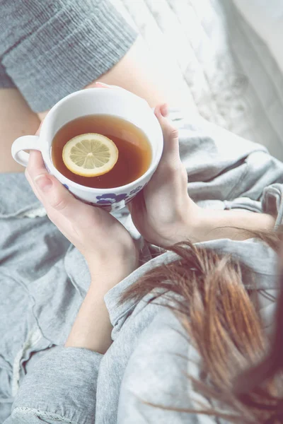 Mysig vinter koncept med tjej dricker varmt te — Stockfoto