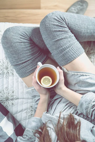 熱いお茶を飲む女の子と居心地の良い冬のコンセプト — ストック写真