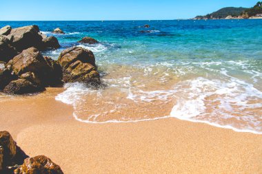 Deniz manzara Katalonya, canlı renk görünümü