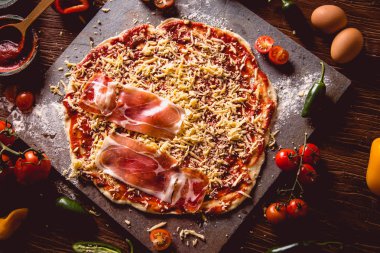 Kız ev yapımı pizza ahşap masa üzerinde hazırlanıyor