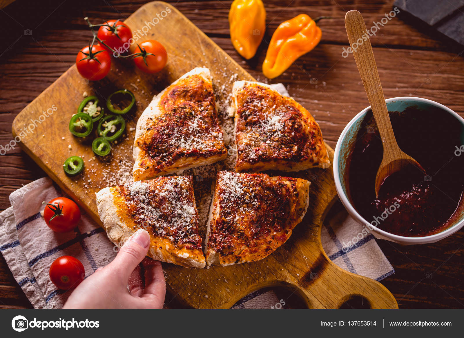 Ev yapımı pizza yapma �s pizza zamanı, — Stok Foto © oleksaj 137653514