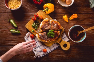 Taze ve lezzetli pizza yemeye hazır