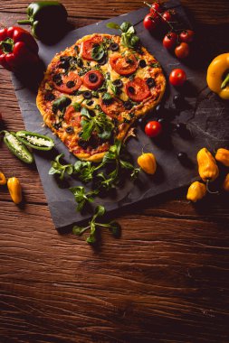 Taze ve lezzetli pizza yemeye hazır