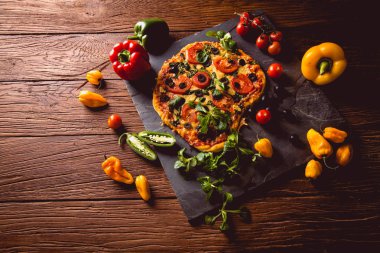 Taze ve lezzetli pizza yemeye hazır